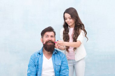 Saçı bana bırak. Küçük çocuk babasının saçını yapıyor. Sakallı adamın küçük çocuk tarzı bıyığı. Ailede çocuk büyütmek. Çocuk ve çocukluk. Kuaför salonu. Berber Dükkanı