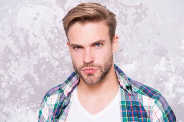 Maço erkek grunge geçmişi. Erkek moda bahar koleksiyonu. Karizmatik öğrenci kareli gömleği. Tıraşsız adam görünüşüne dikkat eder. Berber dükkanı konsepti. Erkeklerin şehvet portresi. seksi erkek gündelik tarzda