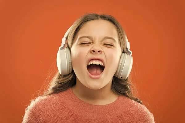 For better vocal performances. Adorable small child doing vocal on song. Little girl listening to music and singing vocal melody. Talented singer or vocalist training her vocal in wireless headphones — Stock Photo, Image