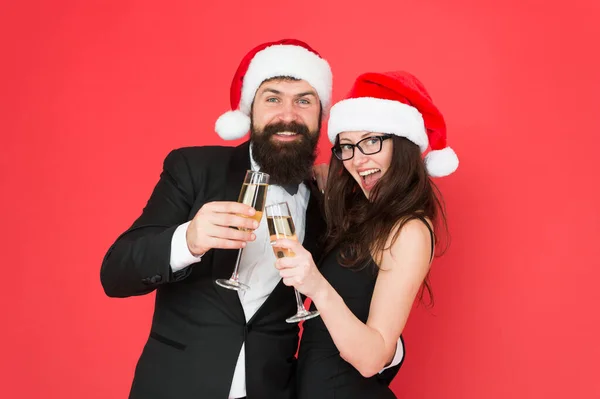 Ünnepi hangulatba kerülsz. Egy szerelmes pár. Ízletes ünnepi ital, hogy feldobja a bulit. Boldog család ünnepli az új évet és a karácsonyt. Ünnepnap. Legjobb pezsgő az ünnepekre — Stock Fotó