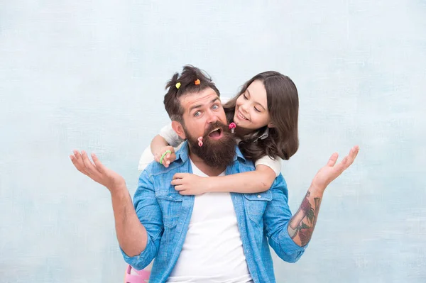 Happy family. Family members have fun together. Bearded man and small girl. Father and little daughter. Fathers day celebration. Family day. Family hair salon — Stock Photo, Image