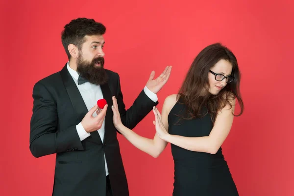 Rompe el compromiso de boda. Hombre barbudo dar anillo de bodas a la mujer sensual. Pareja enamorada en ropa formal. Celebra el aniversario de boda. Shell estar bien para el día de la boda — Foto de Stock