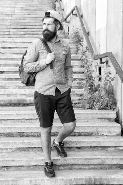 Pontapeia os pés e vai. conceito de aventura caminhadas. estilo urbano. Hipster maduro com viajante barba. Homem barbudo. Homem brutal e confiante anda na rua. Cuidados com barbeiros. hipster com mochila de viagem — Fotografia de Stock