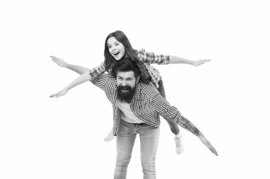 Ebeveynlik eğlencesi. Babalar günü. Yükseke uç. Aktif oyun eğlence konsepti. İlk uçuş. Baba ve kızı uçak oyunu oynarlar. Çocuk oyun geniş ayrı elleri ile uçak sinek olarak sinek. Çocuk baba ile oyun keyfini çıkarın