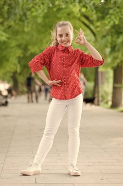 Tatili iyi. Küçük kız yaz parkında tatil zamanı zevk. Uzun sarı saçlı sevimli çocuk yaz tatilinde eğlenmek. Tatil sezonu sırasında dinlenme ekose Casual tarzı küçük çocuk