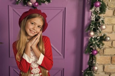 Bir göz alıcı renk. Küçük fashionista xmas dekorasyon. Küçük modeli ile moda bakmak. Moda kız Noel partisi için hazır. Noel elbiseli küçük kız çocuğu. Şık küçük çocuk