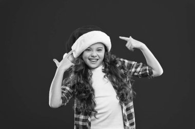 Şuna bak. Noel alışveriş. Noel Baba şapkası küçük kız çocuk. Noel için hediye. Çocukluk. Yeni yıl partisi. Noel baba çocuk. Mutlu kış tatili. Küçük kız. Noel ruh hali