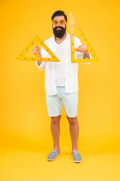 O triângulo é a forma mais importante na engenharia. Engenheiro usando triângulos para fazer desenhos de engenharia. Homem barbudo ensinando disciplina de engenharia. Engenharia e design — Fotografia de Stock