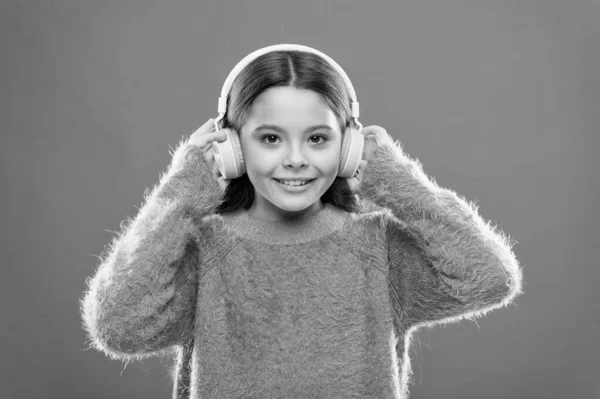 Tengo alma para la música. Niña linda escuchando música en auriculares estéreo. Los niños pequeños disfrutan de la música jugando en los auriculares. Adorable niñito disfrutando de música favorita — Foto de Stock