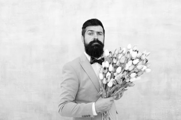 Día de las mujeres. Formal maduro hombre de negocios amor cita con flores. Feliz Cumpleaños. novio de novia en la fiesta de bodas. Ramo de primavera. 8 de marzo. pajarita barbuda con flores de tulipán. Nueva vida verde —  Fotos de Stock