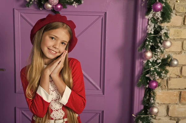 V nápadité barvy. Malého módy na vánoční dekorace. Malý model s módní vzhled. Móda dívka připraven na vánoční večírek. Malá dívka dítě v vánoční šaty. Módní malé dítě — Stock fotografie