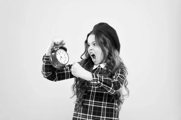 Il est temps. Toujours à l'heure. Il n'est jamais trop tard. Définissez votre propre rythme de vie. Concept Happy hours. Horaire et calendrier. Fille avec réveil. Préparez un réveil. Enfant petite fille tenir horloge rouge — Photo