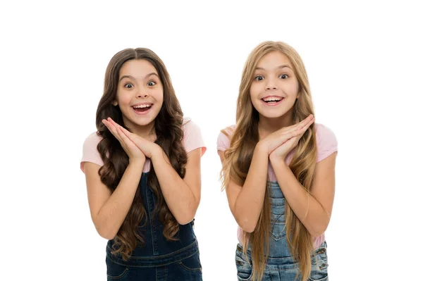 Qué sorpresa. Emoción sincera. Niños niñas largo pelo brillante saludable usan ropa casual. Las niñas emocionaron caras felices. Niños felices caras lindas se sienten emocionados. Momentos emocionantes. Emoción emoción — Foto de Stock