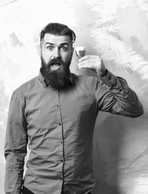 Kafkasyalı vahşi hippi alkollü iğne tutuyor.