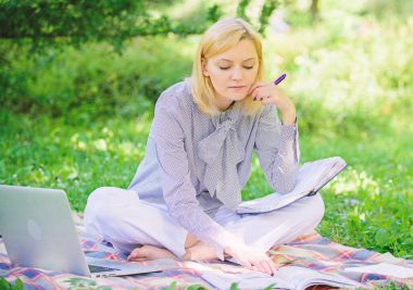 Başarılı freelancer ol. Dizüstü bilgisayarı olan kadın halı çayırında otursun. Not defteri olan kız not yaz. İş kadını dışarıda serbest çalışıyor. Serbest kariyer konsepti. Serbest kariyere başlayan rehber