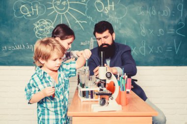 İlginç okul dersleri. Okul eğitimi. Okul kimya sıyrık deneyi. Okul kulübü. Çocuğa kimyayı açıklamak. Büyüleyici kimyasal reaksiyon. Sınıfta test tüpleri olan öğretmen ve öğrenciler