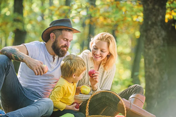 Mutter, Vater und kleiner Sohn sitzen beim Waldpicknick. Guter Tag für ein Frühlingspicknick in der Natur. Vereint mit der Natur. Familientag-Konzept. Glückliche Familie mit kleinen Jungen, die beim Wandern im Wald entspannen. Familienwochenende — Stockfoto