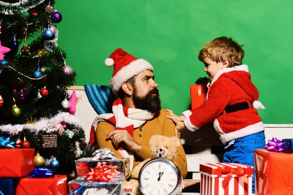 Boxtag und Familie. Mann mit Bart und ernstem Gesicht — Stockfoto