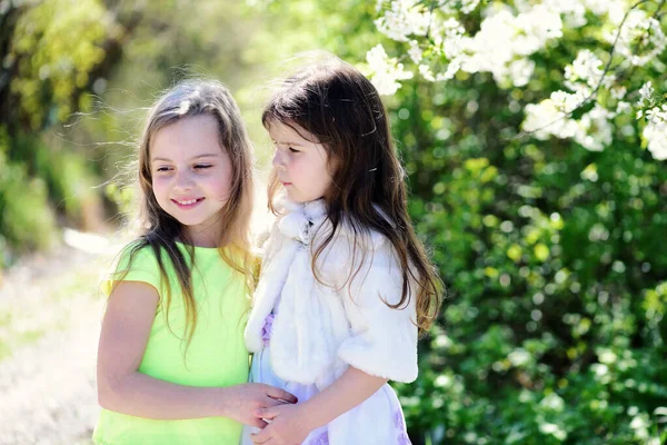 Les filles avec des visages heureux et sérieux s'embrassent — Photo