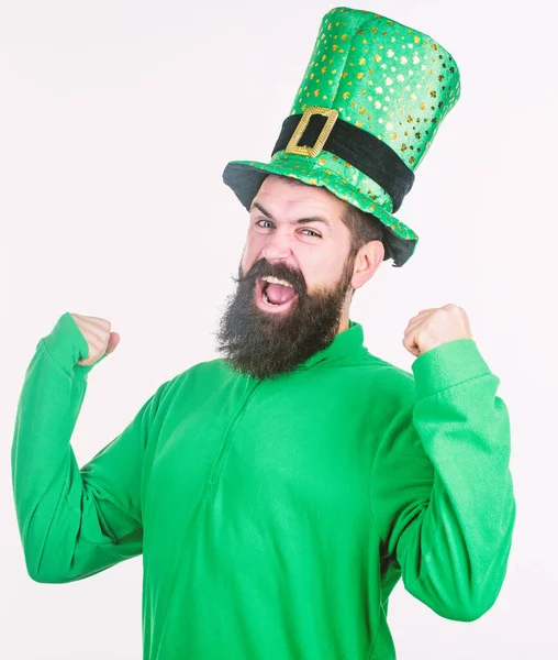 Soy tu paddy. Hipster en sombrero de duende y traje flexionando sus brazos. Un irlandés con barba verde. Hombre barbudo celebrando el día de San Patricio. Feliz día de San Patricio — Foto de Stock