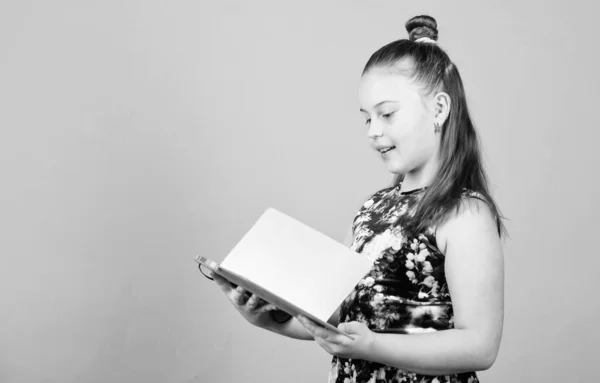 Chica de moda leyendo libro. libros de trabajo para escribir. diarios de la escuela para tomar notas. Niña pequeña con cuaderno rosa. niño de la escuela con libro de ejercicios. mirando dentro. colegiala sosteniendo libros de lecciones —  Fotos de Stock