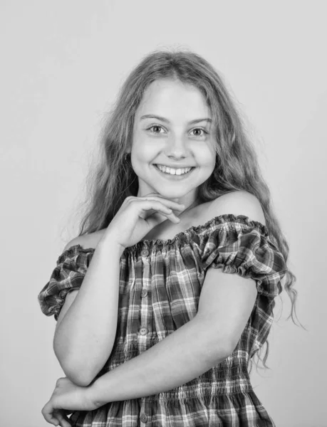 Emoções positivas. Modelo de beleza adorável com sorriso bonito. Pequena criança cabelo longo alegre rosto sorridente. Menina sorrindo feliz. Feliz infância. Conceito de felicidade. Seja positivo e continue sorrindo — Fotografia de Stock