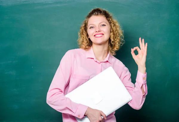 Vrouw vrolijke leraar houden laptop staan in de buurt van schoolbord. Schoolonderwijsconcept. Software voor leraren. Modern onderwijs. Docent met notitieboekje. Onderwijs informatica. Terug naar school — Stockfoto