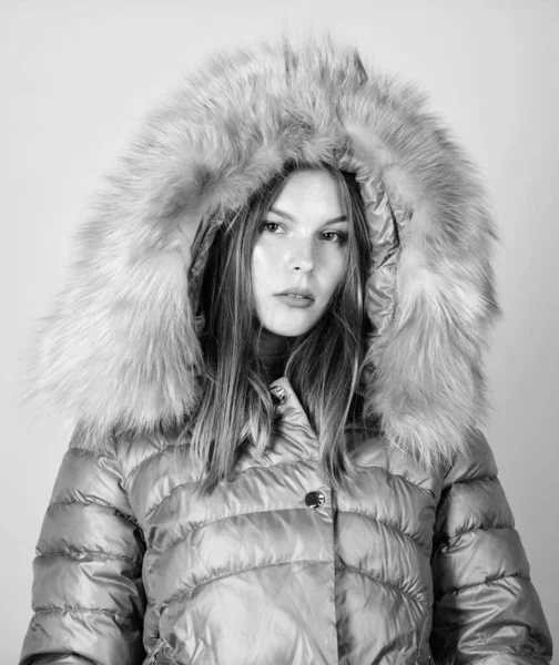 No conforto. gripe e frio. moda sazonal. beleza em roupas de inverno. compras estação fria. mulher de casaco quente acolchoado. Rapariga de casaco inchado. moda de pele falsa. felizes férias de inverno — Fotografia de Stock