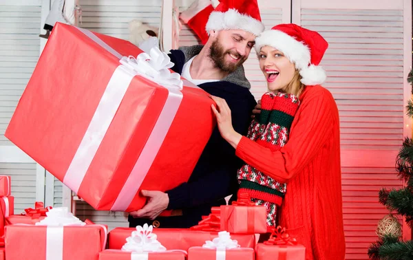 Sentimento de amor. Feliz Ano Novo. Férias familiares. celebrar o Natal juntos. temporada de inverno. noite aconchegante com sua amada. casal apaixonado Papai Noel. Hora do presente. homem e mulher compartilhar presentes — Fotografia de Stock