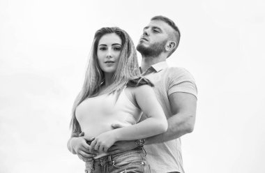 Aşık bir çift. Erkek ve kadın doğa arka plan sarılmak. Gerçek aşk. Onu destekliyor. Aile sevgisi. Bağlılık ve güven. Sonsuza dek birlikte yiz. Aşk hikayesi. Romantik ilişkiler. Sevimli ilişki