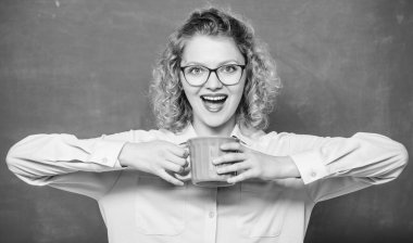 Biraz daha kahve. Enerji ve enerji. Enerji rezervleri doluyor. Fikir ve ilham. Günaydın. Çay içen ferahlatıcı bir kız. Elinde kahve fincanı olan kadın. Öğretmenimizin kahve molasına ihtiyacı var.