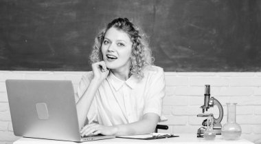 biyoloji deneyi. Biyoloji öğretmeni. mikroskop ve beher ile öğrenci. kimya araştırma sonuçları hakkında notlar. bilgisayar ile sınıf laboratuvarında kız. okul laboratuvarında bilim adamı öğretmen