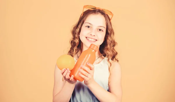 Ευτυχισμένο κορίτσι πίνει φρέσκο χυμό πορτοκαλιού. καλοκαιρινές διακοπές. κοριτσάκι με γυαλιά μόδας. Καλή παιδική ηλικία. χυμό βιταμίνης. Υγειονομική περίθαλψη. Καλοκαιρινή δίαιτα βιταμινών. Φυσική πηγή βιταμινών. Η διατροφική επιλογή — Φωτογραφία Αρχείου
