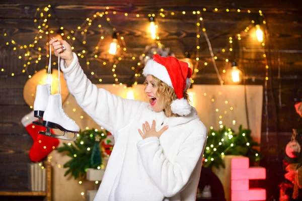 Idéias para lazer de inverno. Mulher Papai Noel segurar patins figura. Patinador presente de Natal. Cachoeira e geada. Feriados de Natal divertidos de inverno. Menina adorável com par de patins. Diverte-te. Esportes de inverno — Fotografia de Stock