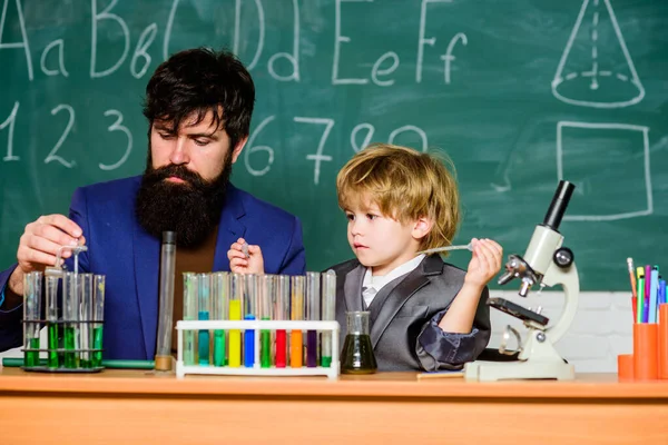 Het bereiken van ontwikkelingsmijlpalen lang voordat voorspeld teken dat kind klaar om te worden uitgedaagd. Geniale geesten. Geniale kleuter privéles. Geniaal kind. Leraar kinderreageerbuizen. Chemisch experiment — Stockfoto