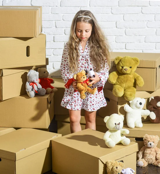 Everyones dream. happy child cardboard box. playing into new home. new apartment. purchase of new habitation. happy little girl with toy. Cardboard boxes - moving to new hous — Stock Photo, Image