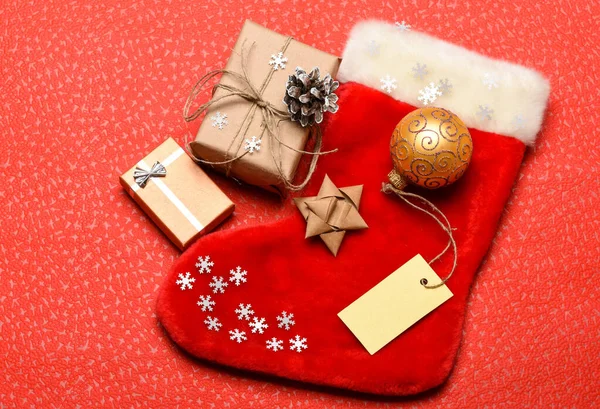 圣诞袜子红背景图.传统的圣诞节属性。圣诞袜子袋形状的袋子.保持家庭传统。塞满东西的想法。圣诞礼物盒圣诞长袜 — 图库照片