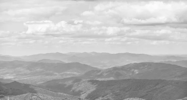 Peyzaj fon kopyalama alanı. Bulutlar ile sahne manzara tepeler. Seyahat ve wanderlust kavramı. Dağların ve vadilerin manzarası. Ormanla kaplı dağlar. Güzel arka plan — Stok fotoğraf