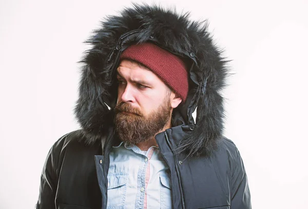 Mannen skäggig stå varm jacka parka isolerad på vit bakgrund. Hipster vinter mode. Killen bär svart vinterjacka med huva. Förberedd för väderomslag. Vinter elegant herrkläder. Vinter outfit — Stockfoto