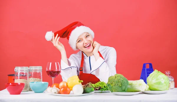 Beste kerst recepten van perfecte huisvrouw. Vrouwelijke chef-kok Santa hoed koken in de keuken. Koken voor familie. Kerstdiner idee. Eenvoudige ideeën voor kerstfeest. Gezonde kerstvakantie recepten — Stockfoto