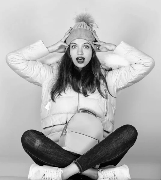 Sotto shock. ragazza con il cappotto gonfio. moda eco-pelliccia. influenza e stagione fredda. Borsa in pelle moda. Cappello donna in berretto con zaino. buone vacanze invernali. abbigliamento invernale caldo. shopping — Foto Stock