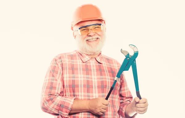 Adam sakallı tesisatçı kask giymek ve anahtar aracı tutun. Onarım konsepti. Sıhhi mühendislik. Deneyimli mühendis. Tesisatçı atölyesi. Tesisatçı tamir veya yenileme. Ev geliştirme. Tesisatçı servisi — Stok fotoğraf