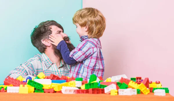Szczęśliwego wypoczynku rodzinnego. mały chłopiec z tatą grając razem. Ojciec i syn grać w gry. Budynek domu z kolorowym konstruktorem. rozwoju dziecka. Możemy to zrobić. Dzieciństwo i szczęście — Zdjęcie stockowe