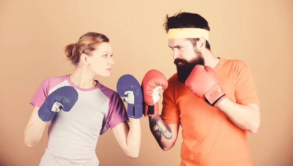 Deporte para todos. Club de boxeo amateur. Iguales posibilidades. Fuerza y potencia. Hombre y mujer con guantes de boxeo. Batalla familiar. Concepto de boxeo deportivo. Pareja chica y hipster practicando boxeo —  Fotos de Stock