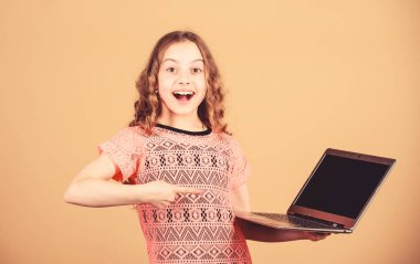 Online eğitim ve e-öğrenim. Mobil internetten alışveriş. İş dijital pazarlama. Dijital çağda çocuk gelişimi. Sosyal ağı kullanarak. Defteri olan mutlu küçük kız. Tecrübe