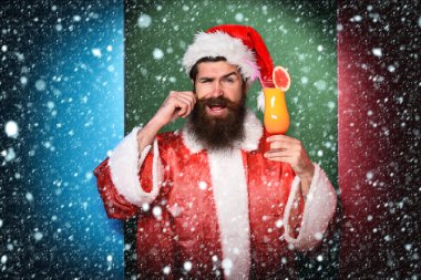 Gülümseyen sakallı Noel Baba Adam