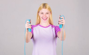 Hazır yaz vücut alın. İnce aşağı. Zinde ve sağlıklı. Kilo kaybı kavramı. İp atlamayla egzersiz eden kadın. İp atlama büyük kalori yakıcı. Kız ip atlama tutun. Atlama egzersiz faydaları