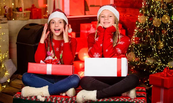Boxningsdag. Trevlig helg. Kul och heja. Barn glada julafton. Julklappar koncept. Systerskap. Dela med dig av gåvor. Delningsförmåga. Ta upp generositet. Flickvänner firar jul — Stockfoto