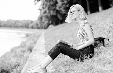 Kız kitap kitap okumak tutun. kitap açık öğrenci kız. ilginç bir hikaye. Rahatlayın ve yeni bilgiler alın. roman yazarından esinlenerek. parkta kitap okuyan bir kadın. okumak benim hobim. Yaz çalışması