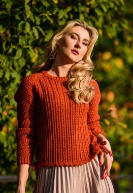 Sonbahar modası. Sevimli bayan güneşli sonbaharın tadını çıkarın. Sonbahar parkında yürüyen bir kadın. Pileli etek moda modası. Şık kıyafetler. Sarışın kız. Kadınlık ve şefkat. Sonbahar tarzı kıyafetler.